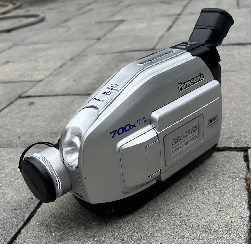 Panasonic PV-53 Palmcorder 本体と付属品 Panasonic Palmcorder PV-53 VHS-C Camcorder w/ 2 Batteries