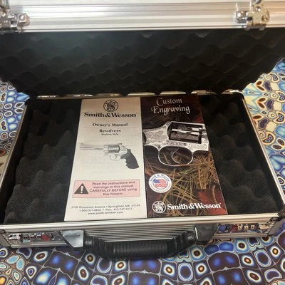 Estuche de aluminio Smith & Wesson Performance Center con interior acolchado OEM de fábrica Foto 1 de 4