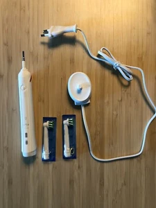 Braun Oral B Zahnbürste Professional Care Typ 3767 Smart mit 2 Aufsätzen - Bild 1 von 6