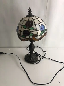 Vtg Tiffany Style Stained Leaded Glass Floral Table Nightstand Lamp - Picture 1 of 11