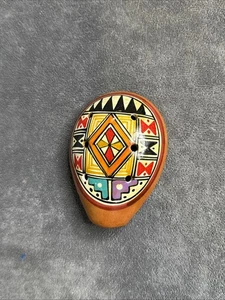 Flauta de madera pintada a mano diseño facial y patrón popular - Imagen 1 de 5