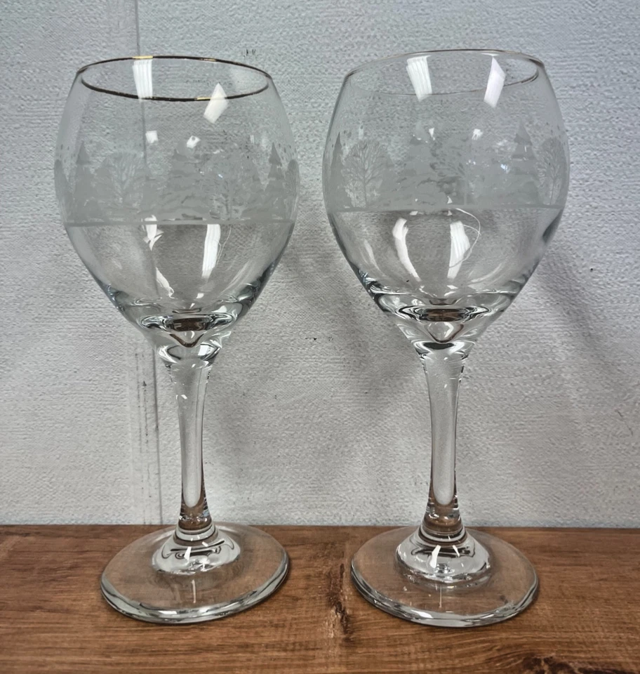 Juego de 2 copas de vino LIBBEY Winter Wonderland Tree grabadas con tallo vintage Foto 1 de 4