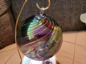 Wunderschöne bunte Swirl Art Glas Weihnachtsschmuck Kugel mit verspiegeltem Standfuß - Bild 1 von 12