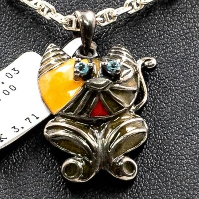 Colgante de plata de ley con peridoto redondo de 0,04 quilates en esmalte marrón y naranja en forma de gato Foto 1 de 4