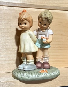 Goebel Berta Hummel Boy & Girl Token of Love 1996 No Box BH 20 - Picture 1 of 4