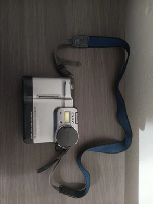 Sony Mavica MVC-FD83 0.9MP Digital Camera - Silver (MVCFD83) - Image 1 of 4