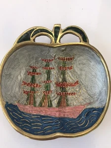 Plato de baratija de barco pintado de latón y esmalte en forma de manzana hecho en la India cloisonné - Imagen 1 de 7