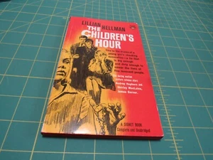 THE CHILDREN'S HOUR BY LILLIAN HELLMAN   1962 1ST SIGNET PB ED.  PLAY / MOVIE  - Bild 1 von 3