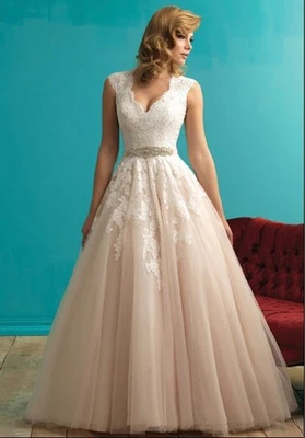 Vestido de noiva Allure Bridals 9272 renda com tule rosa com cinto de joias - Imagem 1 de 4