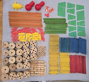 Lotto di 275 pezzi vintage in legno TINKER TOYS set costruttore jumbo misto  - Foto 1 di 11