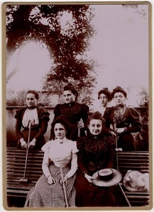 CROQUET SQUAD : SIX VICTORIAN FRIENDS WITH MALLETS : c.1898 : VINTAGE PHOTO - Bild 1 von 3