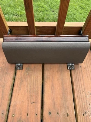 Tampa marrom para caixa de luvas de passageiros Mercedes-Benz W140 92-99 S320, S420, S500, S600 - Imagem 1 de 4