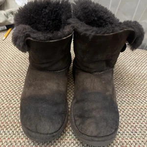 Botas de invierno UGG Bailey Button marrón chocolate para mujer 5991 talla 5 EE. UU. UE 35 - Imagen 1 de 8
