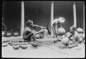 Photo POTTERS MAKING POTTERY INDIA C1910 ANTIQUE Magic Lantern Slide - Picture 1 of 5