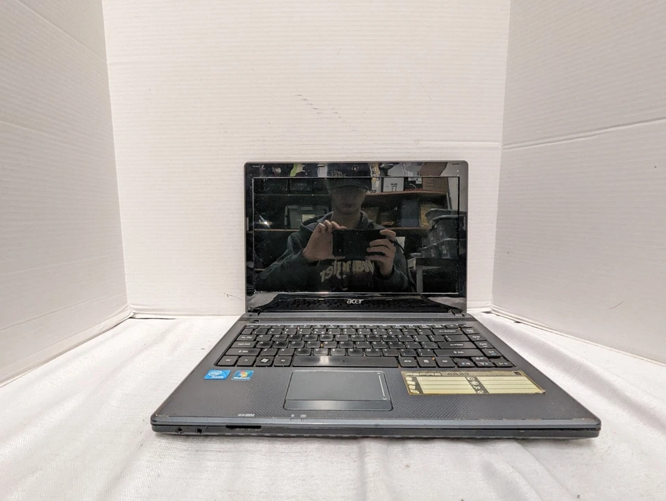 Portátil Acer Aspire 4339-2618 15" intel celeron 4gbs ram sin hdd Foto 1 de 4