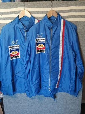 Par original de chaquetas de pista de carreras internacionales del condado de Orange firmadas por... Foto 1 de 4