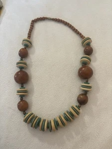 Collana Vintage Tribale Grosso Legno Perline Verde Bianco Multi Disco 23” Estate Find Senza prezzo di riserva - Foto 1 di 14