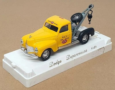 Solido 1/43 Scale 4424 - Dodge Depanneuse Wrecker Truck (STP) Yellow - Image 1 of 4
