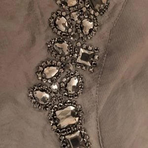 Ann Taylor transparente ärmellose Bluse mit Kristallverzierung Größe Small grau  - Bild 1 von 8