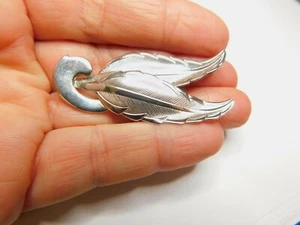 Broche Doble Hoja Pluma Metal Tono Plata Firmado Marino De Colección - Imagen 1 de 5