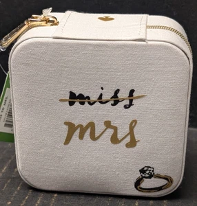 Kate Spade Miss To Mrs Joyería Organizador de Viaje Crema 4" x 4" Nuevo - Imagen 1 de 5