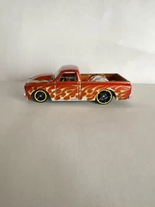 CHEVY C10 Hot Wheels 2013 '67, llamas naranja metálico (722) - Imagen 1 de 10