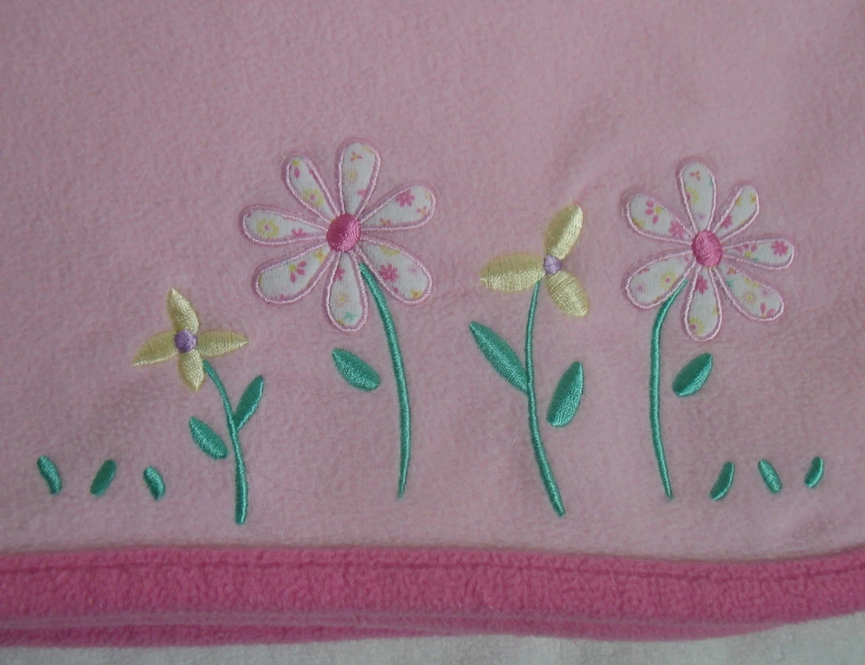 Manta de bebé Child of Mine Carters rosa polar con flores bordadas usada en excelente estado Foto 1 de 3