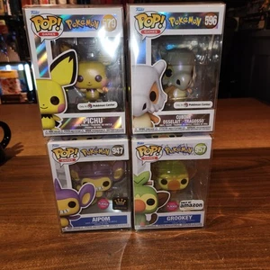 Funko Pop Pokemon Lote de 4 en Fundas Protectoras, Grookey Pichu Aipom Cubone - Imagen 1 de 23