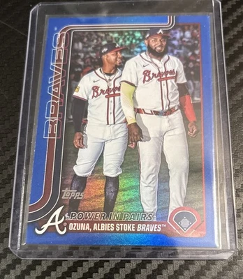 2025 Topps ОБНОВЛЕНИЕ US229 Marcell Ozuna Ozzie Albies Braves синяя радужная фольга /150 - Изображение 1 из 2