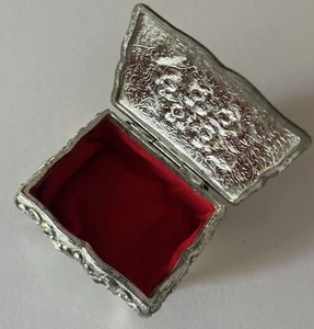 Caja de baratijas vintage de terciopelo rojo tono plata forrada muy grabada 2 1/2 pulgadas - Imagen 1 de 9