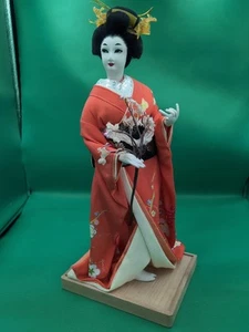 Muñeca Geisha Japonesa Vintage Auténtico Kimono Naranja 17" Soporte Madera - Imagen 1 de 8