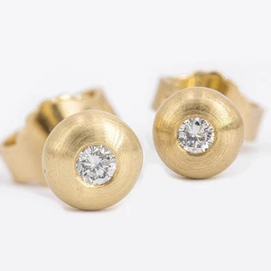 Ø 5,6 mm - Solitario brillante 0,10 ct. Orecchini con diamanti oro giallo 750/18 carati - Foto 1 di 5