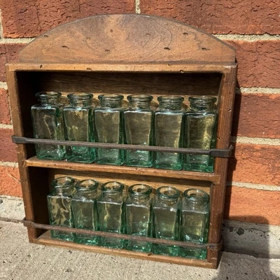 Estante de pared de madera Pottery Barn boticario para especias con 12 botellas de vidrio acuático  Foto 1 de 4