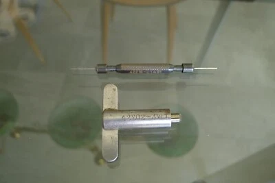 Herramientas de reparación de fábrica Leitz Leica x 2 ambas están en excelente estado Se envía ahora Foto 1 de 4