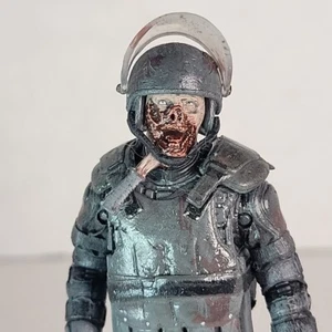 AMC's The Walking Dead: Serie de TV 4 - Figura RIOT GEAR ZOMBIE - *Juguetes McFarlane* - Imagen 1 de 8
