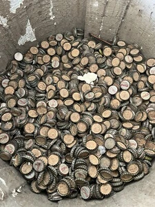 *ZUFÄLLIGER GRAB* Posten von 20 Vintage Coca Cola Kork gefütterte Soda Flaschenverschlüsse 1950er Ära COKE - Bild 1 von 1