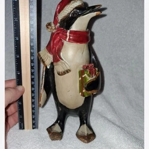 Estatuilla de pingüino de Navidad Tii Collections con sombrero y bufanda de Papá Noel - Imagen 1 de 4