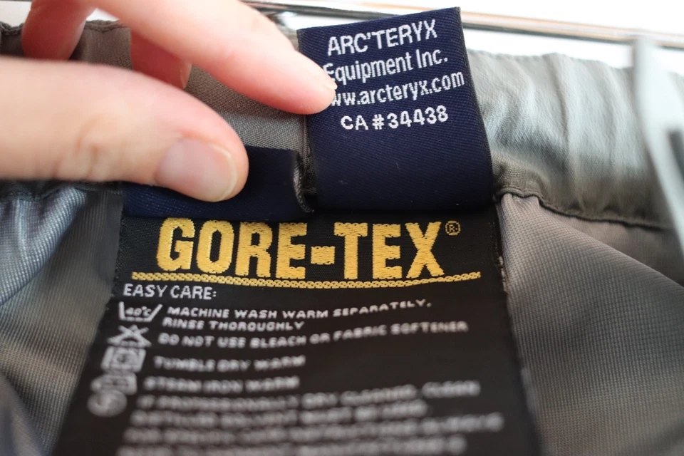 Pantalones Arc'teryx Vintage Gore-Tex Para Hombre Esquí Nieve Medianos Rígidos Impermeables Usados Foto 1 de 4