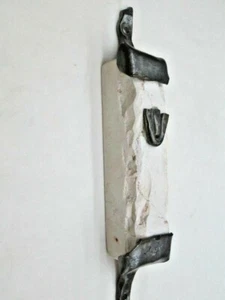 Mezuzah in pietra bianca di Gerusalemme intagliata a mano con cornice in ghisa di B. Dov - Foto 1 di 3