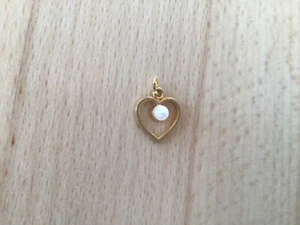 Goldenes Herz mit weißer Perle - Anhänger - Modeschmuck - Bild 1 von 3