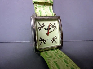 Nuevo reloj cuadrado libélula verde 4 libélulas en esfera correa de cuero - Imagen 1 de 4