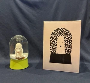 Globo de nieve Yoshitomo Nara perro Aomori casi sin usar con caja - Imagen 1 de 7