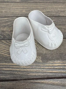 Weiße Puppenschuhe aus Kunststoff mit Schleife Design 3 Zoll dekorative Sammlerstücke - Bild 1 von 7