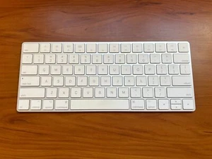 Teclado mágico inalámbrico original Apple A1644 EMC 2815 MLA22LL/A - Imagen 1 de 9