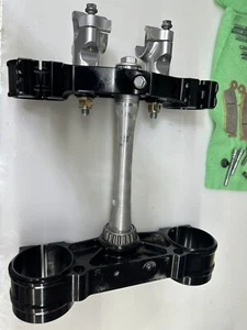 KTM 450 SX-F 2022 triple abrazadera OEM negro triple árbol Husqvarna SX XC SXF XCF - Imagen 1 de 12