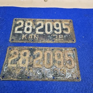 1938 Kansas Targhe COPPIA / SET HARVEY COUNTY KS usato fienile ritrovamento - Foto 1 di 3