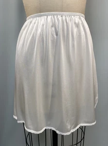 Vintage Half Slip SIZE MEDIUM white nylon short length 18" VANITY FAIR mini slit - Picture 1 of 11