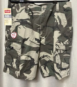 NWT Wrangler Mens Camo Cargo Shorts Relaxed Straight Tech Phone Pocket Sz 38 - Picture 1 of 13