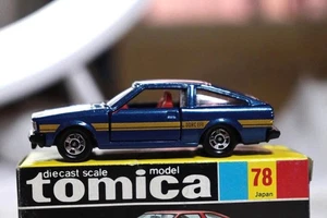 Oggetto raro Made in Japan Tomica scatola nera Toyota Corolla Levin 3 porte blu x oro - Foto 1 di 16