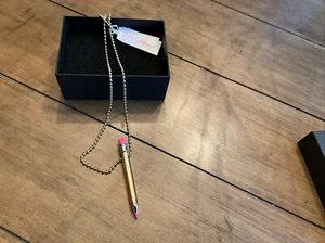 Collana Betsey Johnson ciondolo matita colore oro catena lunga nuova con etichetta - Foto 1 di 7